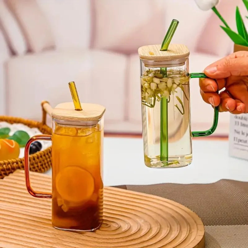 Tasse en verre transparent avec paille