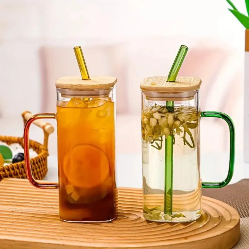 Tasse en verre transparent avec paille