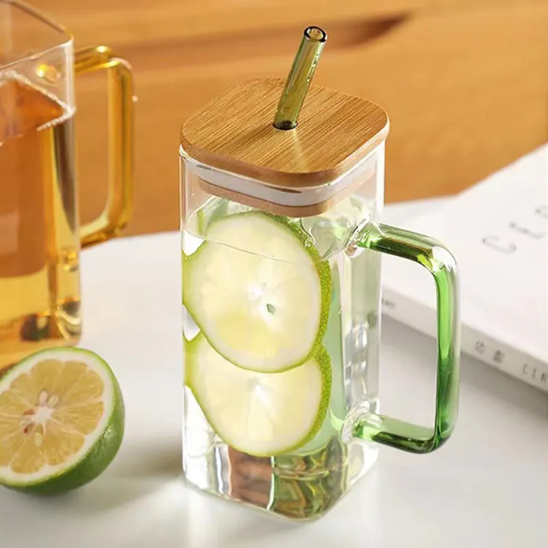 Tasse en verre transparent avec paille