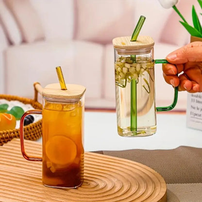 Tasse en verre transparent avec paille