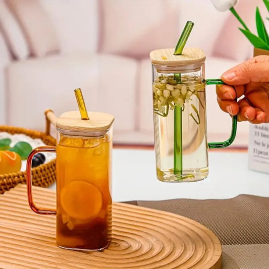 Tasse en verre transparent avec paille